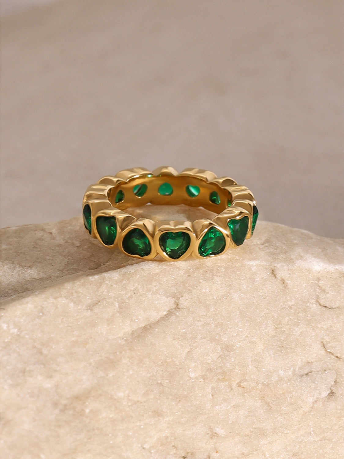 Ring 18K Gold-Plated, Circled with Green Hearts Inlaid Zircon