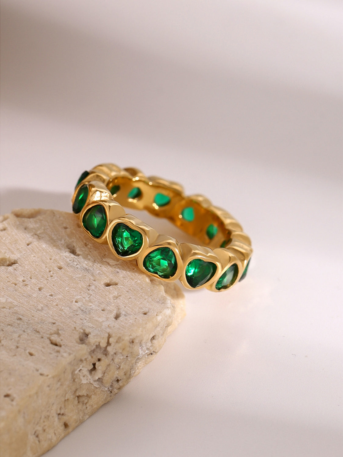 Ring 18K Gold-Plated, Circled with Green Hearts Inlaid Zircon