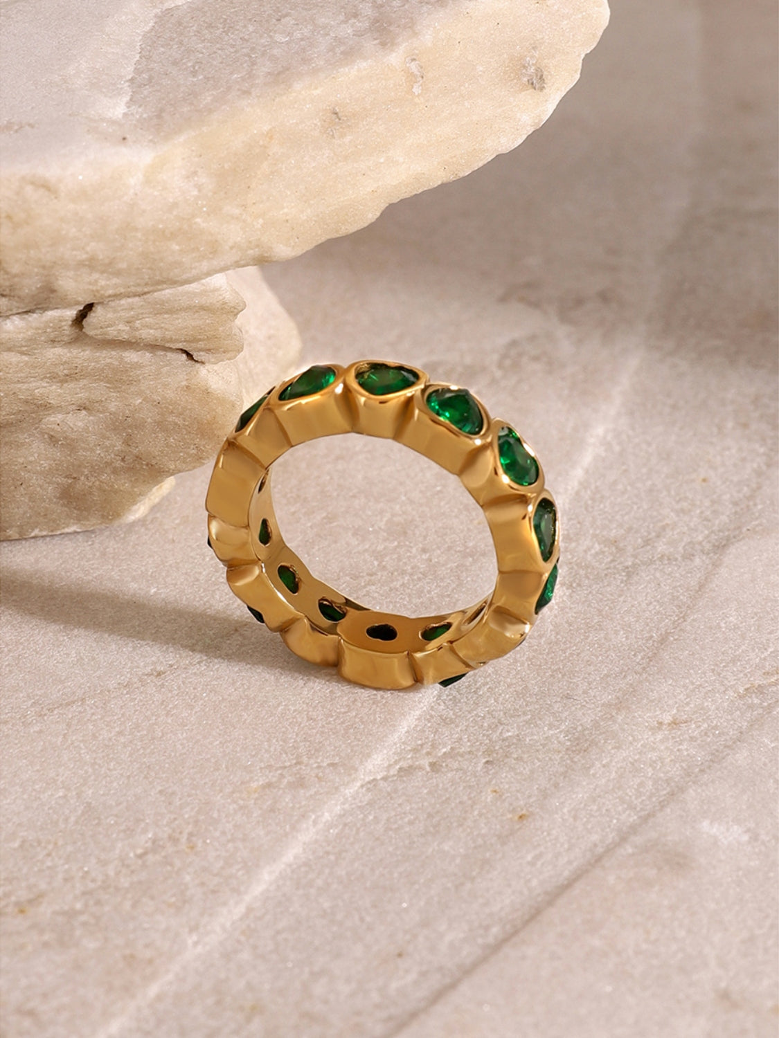 Ring 18K Gold-Plated, Circled with Green Hearts Inlaid Zircon